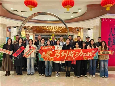 Avec une concentration totale, une réflexion sur le passé, la poursuite de rê...